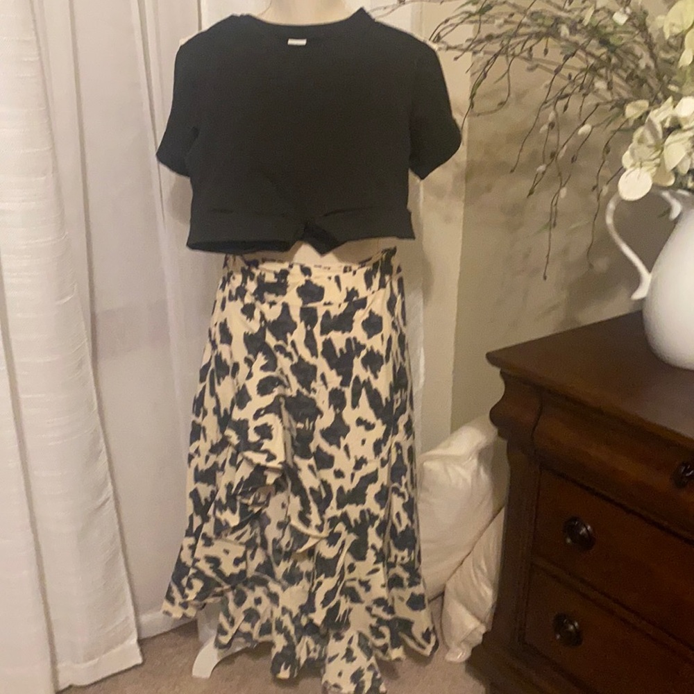 Classy outfit! Crop top and skirt!